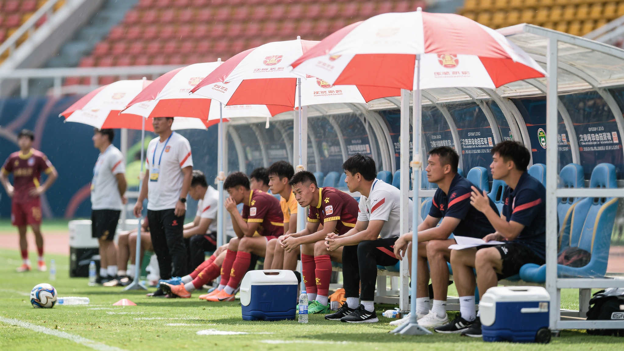 热到不行!世俱杯经典一幕:替补席撑伞看比赛 热到不行!世俱杯经典一幕:替补席撑伞看比赛